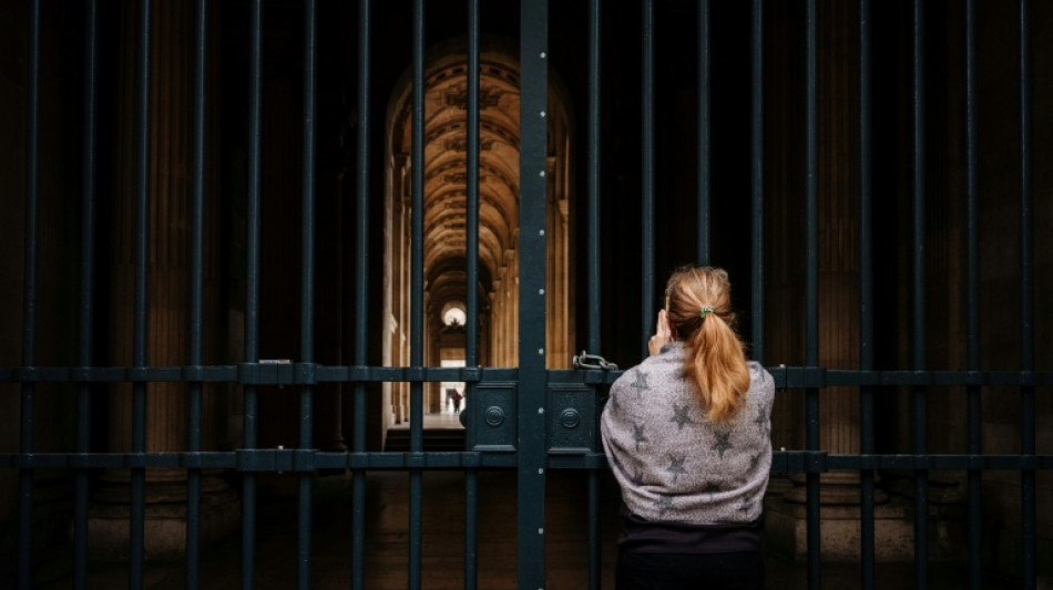 Tourists upset as Louvre stays shut after jewel heist