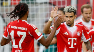 Bayern sofre, mas vence Augsburg e se mantém 100% no Alemão