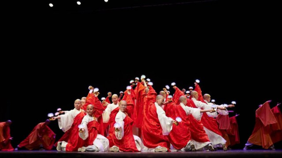 A Bruxelles la pi&ugrave; grande orchestra di monaci buddisti, 'combattiamo per la pace'