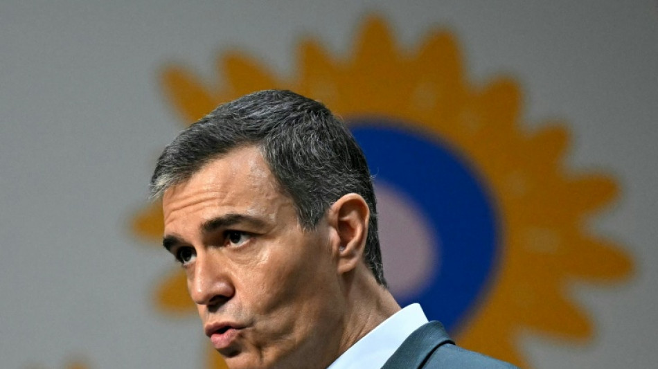 S&aacute;nchez acusa a la derecha espa&ntilde;ola de sacrificar servicios p&uacute;blicos para hacer negocios "inmorales"