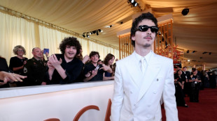 Sarah Burton hace un gui&ntilde;o a Timoth&eacute;e Chalamet en su estreno masculino para Givenchy