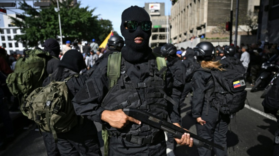 Chavistas protestan en las calles por ca&iacute;da de Maduro, opositores en silencio