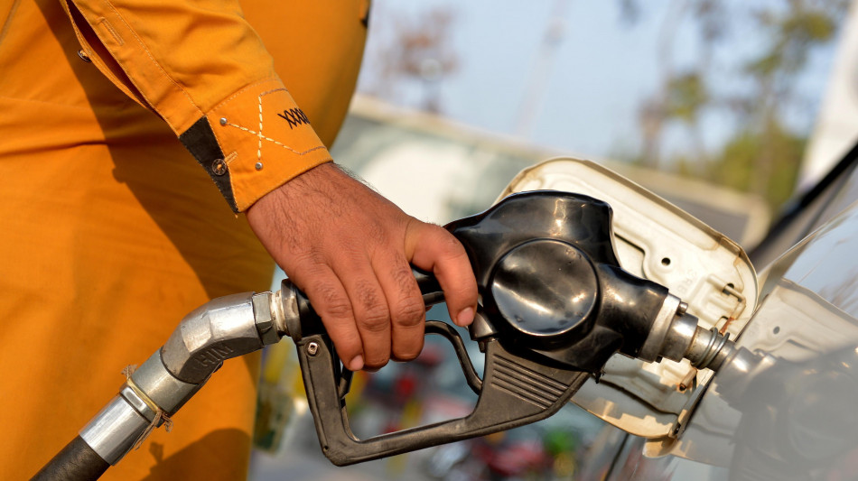 Prezzo dei carburanti in ribasso, atteso nuovo calo domani