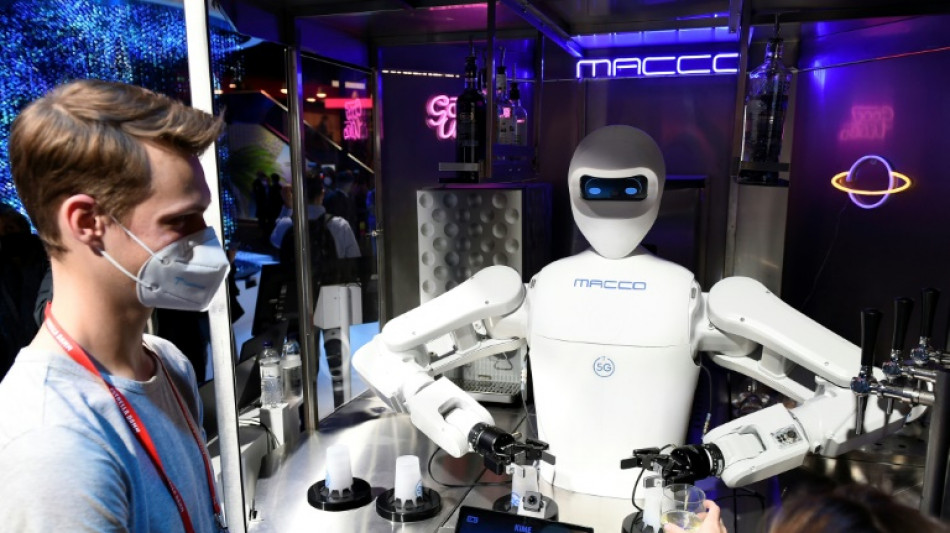 Barman 5G et m&eacute;tavers: au Salon mondial du mobile, des gadgets en vedette