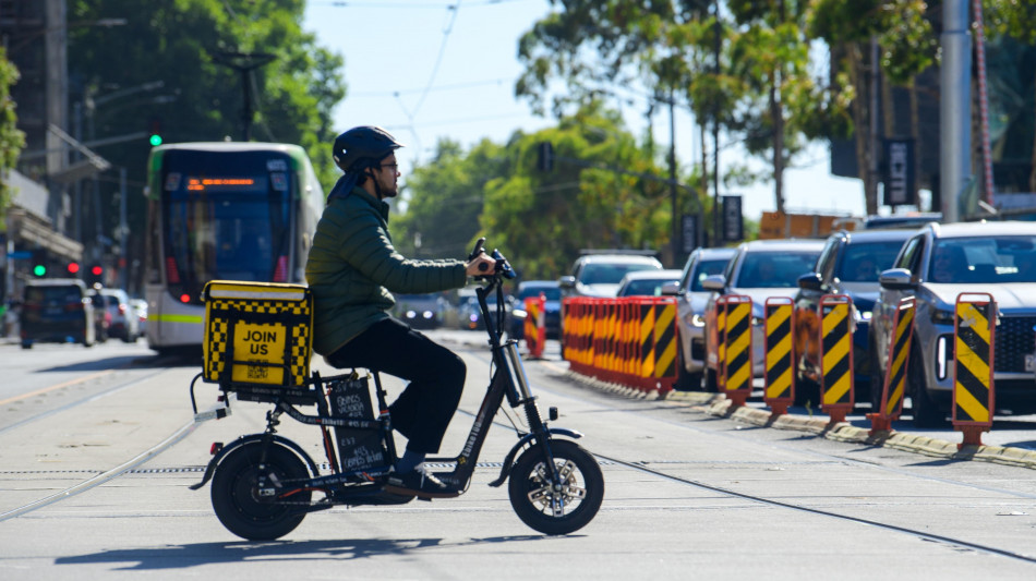 Rider al lavoro per 10 ore al giorno per 2-4 euro a consegna