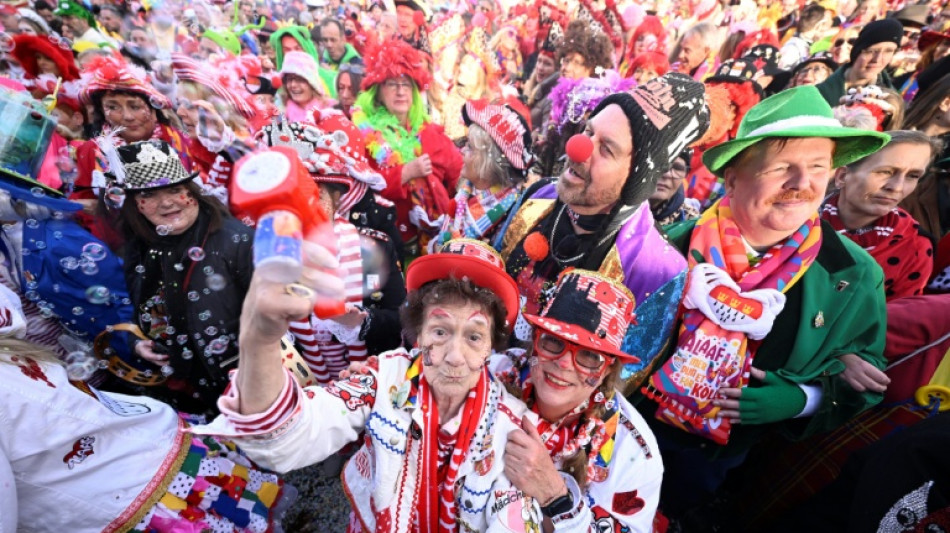 Jecken und Narren am Rhein starten in neue Karnevalssession