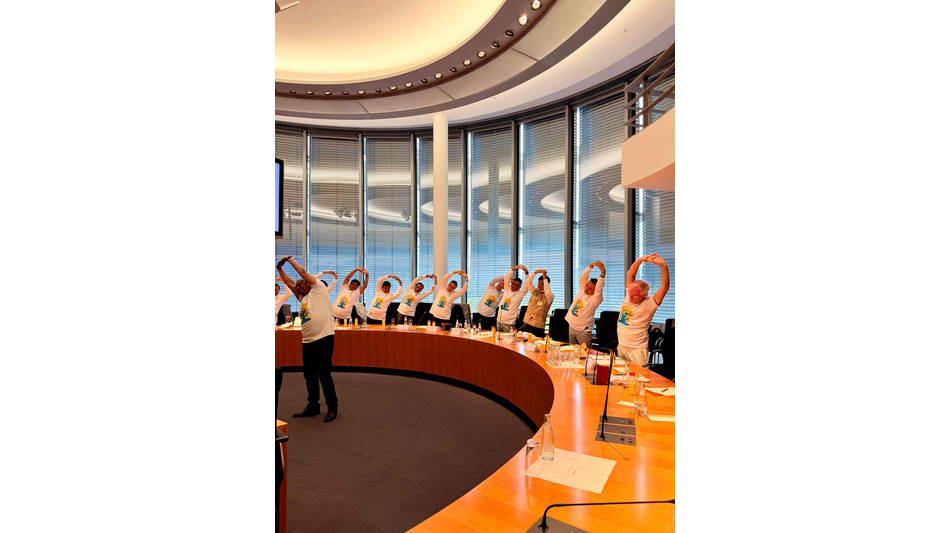Ein Om im Bundestag: Yogapremiere im Ausschusssaal des Paul-L&ouml;be-Hauses